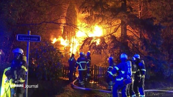 Die Feuerwehr bei der Ankunft bei einem Hausbrand in Rahlstedt. © Screenshot 