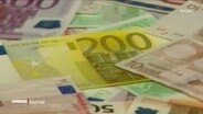 Viele aufeinanderliegende Euroscheine. © Screenshot 
