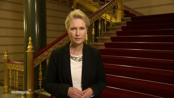 Ministerpräsidentin Schwesig im Interview, hinter ihr eine rote Treppe. © Screenshot 