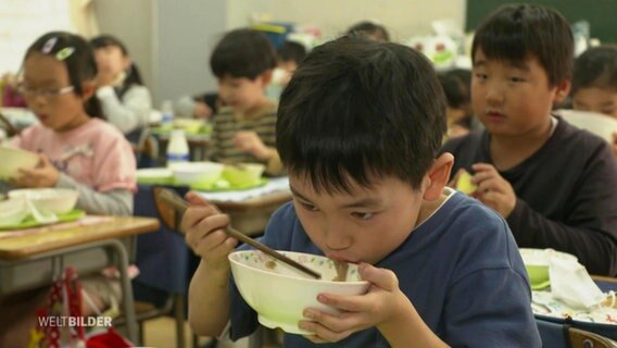 Ein Schuljunge in Japan beim Mittagessen. © Screenshot 
