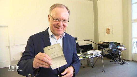 Ministerpräsident Weil zeigt seinen alten Führerschein. © Screenshot 