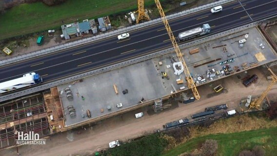 Ein Autobahnabschnitt mit Baustelle aus der Luft aufgenommen. © Screenshot 