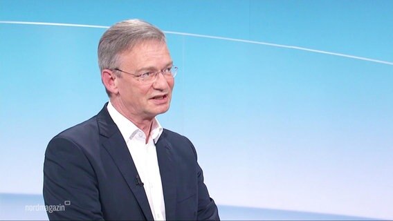 Reporter Klaus Göbel zu Gast im Studio. © Screenshot 
