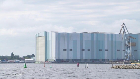 Außenansicht einer Fertigungshalle der insolventen MV-Werft. © Screenshot 