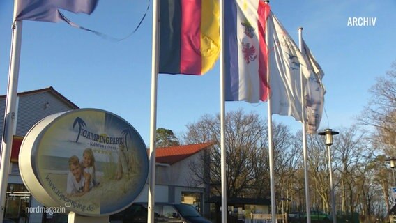 Flaggen wehen vor einem Campingplatz in Kühlungsborn. © Screenshot 