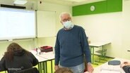 Der pensionierte Lehrer Roland Schorr in seiner Volksschulklasse. © Screenshot 