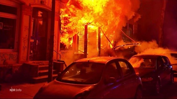 Ein Foto des brennenden Lokals Nachthafen. © Screenshot 