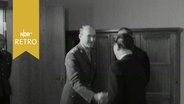 Schleswig-Holsteins Ministerpräsident Lemke begrüßt NATO-General Wolff mit Händeschlag (1963) © Screenshot 