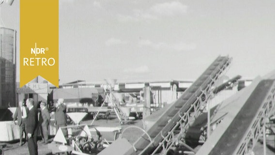 Mobile Förderbandanlage für die Ernte auf einer Landwirtschaftsmesse 1963 © Screenshot 