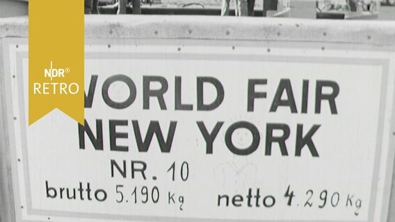 Verladeschild "World Fair New York" in einem Hafen 1963 © Screenshot 
