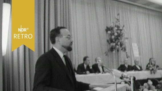 Edgard Pisani, französischer Landwirtschaftsminister 1983, auf einer Tagung in Hamburg © Screenshot 