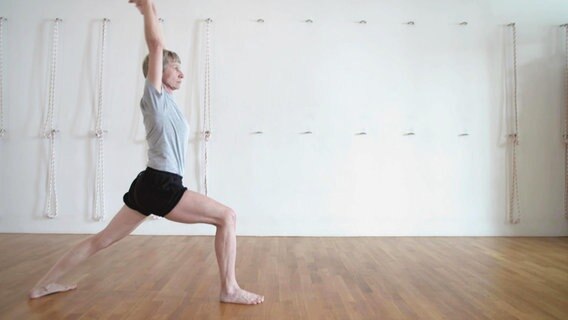 Eine Frau macht eine Yogaübung. © Screenshot 