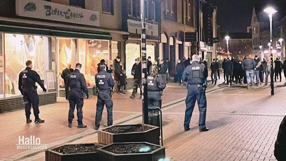 Protestierende und Polizeibeamte in Salzgitter. © Screenshot 