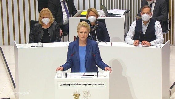 Ministerpräsidentin Manuela Schwesig spricht vor dem Landtag. © Screenshot 