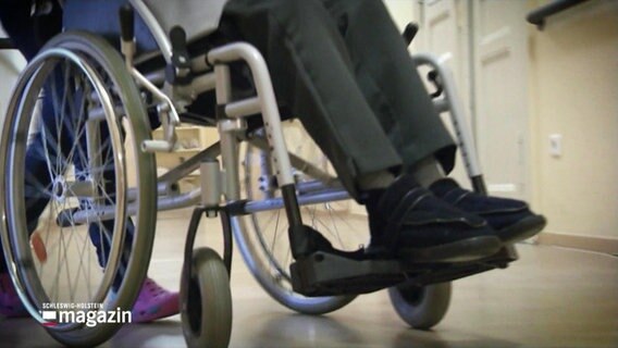 Eine Person im Rollstuhl. © Screenshot 