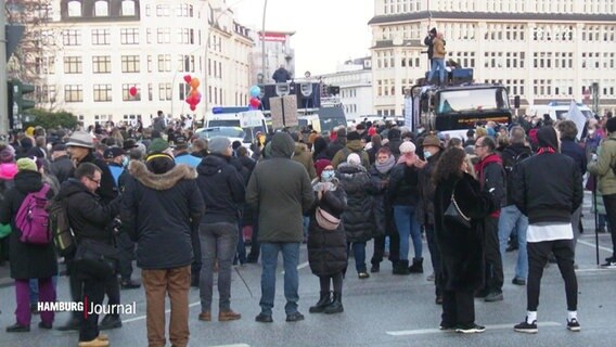 Mehrere Demonstranten bei einer Anti-Corona-Demo am Hambuger Jungfernstieg © Screenshot 
