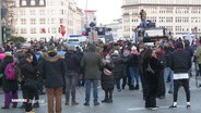 Mehrere Demonstranten bei einer Anti-Corona-Demo am Hambuger Jungfernstieg © Screenshot 