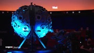 Die Projektionskugel im Innenraum des Hamburger Planetariums © Screenshot 