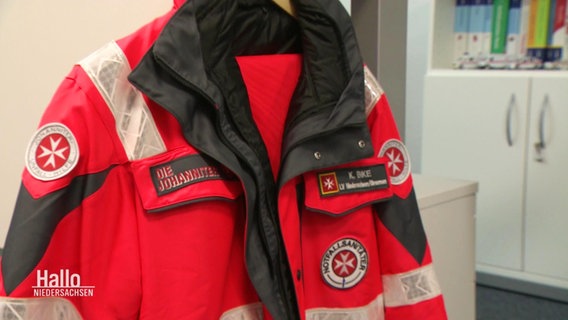 Die Jacke eines Rettungssanitäters. © Screenshot 