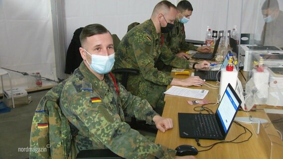 Bundeswehrsoldaten helfen im Stralsunder Impfzentrum. © Screenshot 