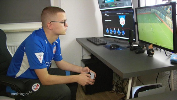 Ein Junge sitzt vor seinem PC und spielt ein Fußball-Computerspiel. © Screenshot 