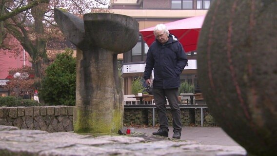 Stefan Romey am steinernen Denkmal für den Hamburger Zweig der Weißen Rose © Screenshot 