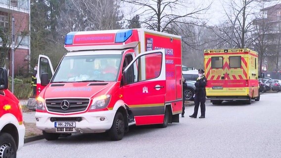 Ein Rettungswagen der Feuerwehr Hamburg, dahinter ein Notarztwagen © Screenshot 