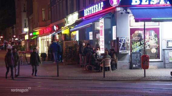 Menschen beim Ausgehen im Rostocker Stadtteil Kröpeliner-Tor-Vorstadt © Screenshot 