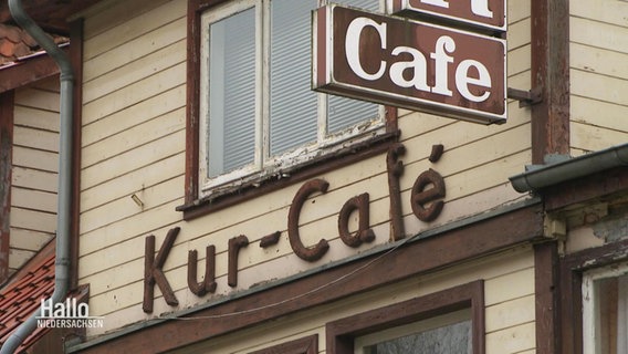 Abgenutztes Gebäude mit Schild "Kur-Café" in Bad Grund © Screenshot 