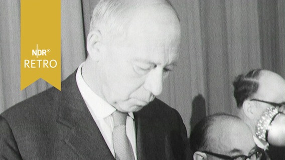 Bremer Justizsenator Ulrich Graf bei eier Rede (1963) © Screenshot 