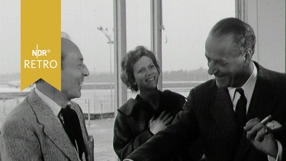 George Balanchine und Rolf Liebermann beim Händeschütteln im Flughafenrestaurant Hamburg (1963) © Screenshot 