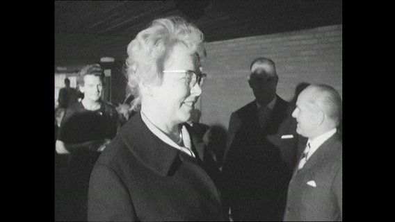 Die Hamburger Jugendsenatorin Irma Keilhack (SPD) 1963 bei einer Veranstaltung. © Screenshot 