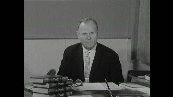 Professor Karl Gerke bei einer Fernsehansprache 1963 © Screenshot 