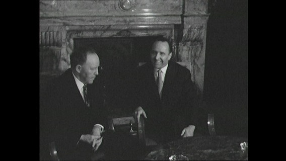 Ernst Weiß, Sozialsenator Hamburgs, und Serfonstein, Minister für Sozialfürsorge Südafrikas bei einem Kamingespräch 1963 © Screenshot 