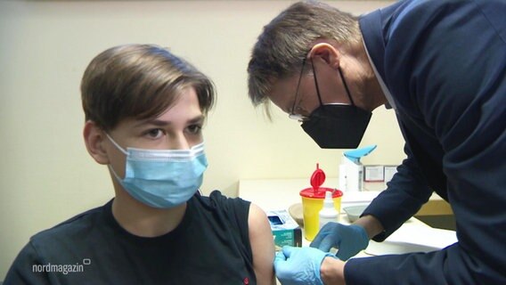 Gesundheitsminister Lauterbach impft ein Kind. © Screenshot 