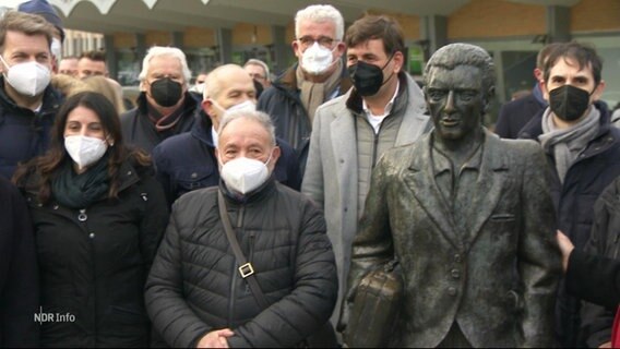 Die Familien der ehemaligen Gastarbeitern am Denkmal «L'Emigrante» in Wolfsburg © Screenshot 