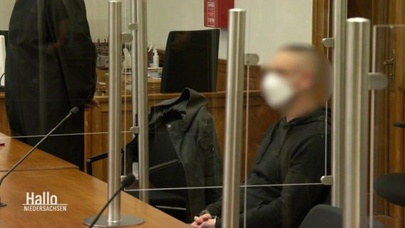 Ein Angeklagter sitzt in einem Gerichtssaal. © Screenshot 