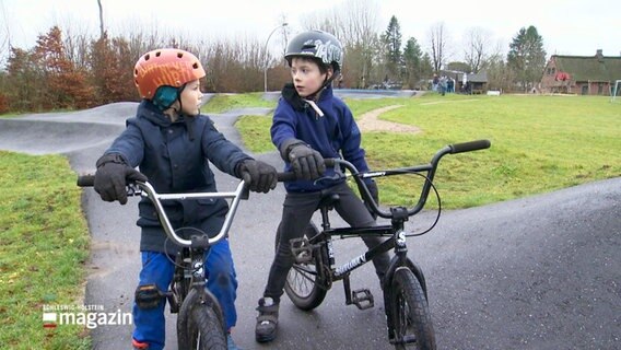 Zwei Kinder auf Mountain-Bikes © Screenshot 