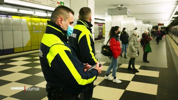 Mitarbeiter der Hochbahn-Wache an einem Bahnsteig der Hamburger U-Bahn. © Screenshot 