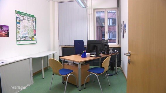 Ein leeres Büro im Rostocker Bauamt. © Screenshot 