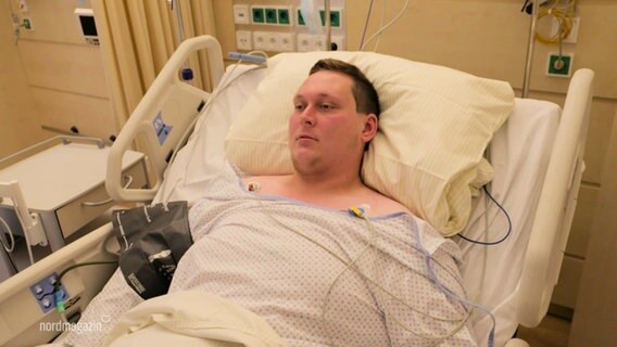 Paul Haßler nach seiner Bypass-Operation in einem Krankenhausbett. © Screenshot 
