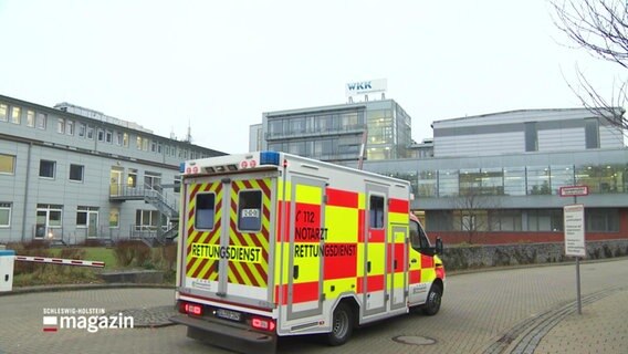 Ein Rettungswagen vor einer Klinik. © Screenshot 