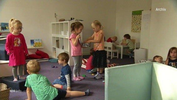 Kleine Kinder in einer Kindertagesstätte. © Screenshot 