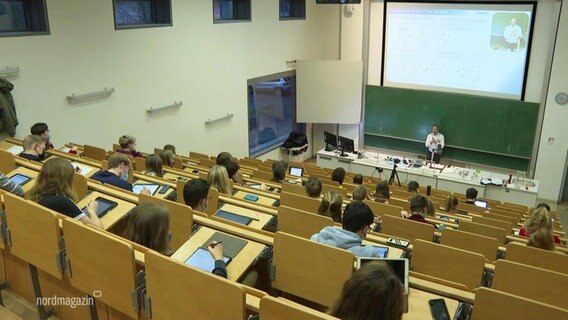 Studenten und Professor in einem Hörsaal. © Screenshot 