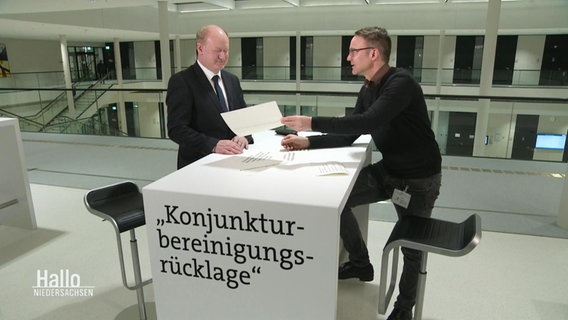 Der Reporter Torben Hildebrandt im Gespräch mit Finanzminister Reinhold Hilbers. © Screenshot 