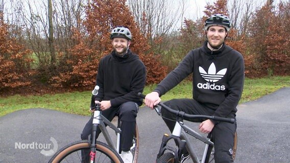Zwei junge Männer auf BMX-Rädern. © Screenshot 