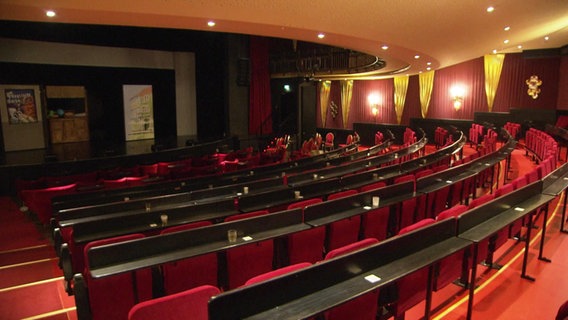 Leere Sitzreihen in einem Theater. © Screenshot 