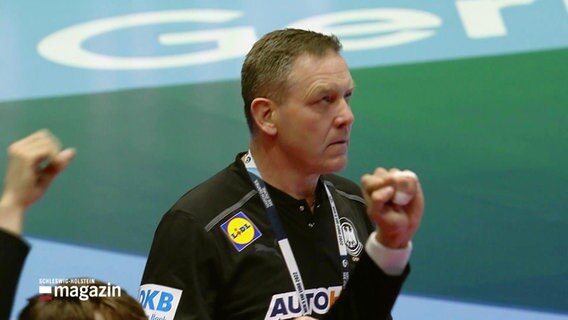Handball-Bundestrainer Alfred Gislason am Spielfeldrand. © Screenshot 