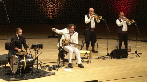 Goran Bregovic mit Band auf der Bühne der Elbphilharmonie © Screenshot 