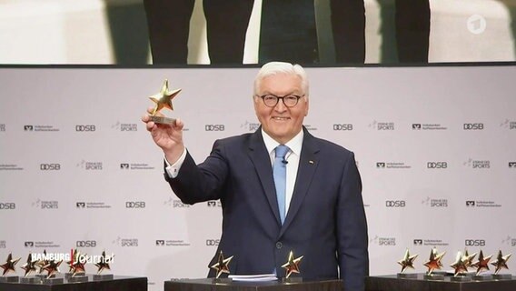 Bundespräsident Steinmeier hält einen Stern in der Hand. © Screenshot 